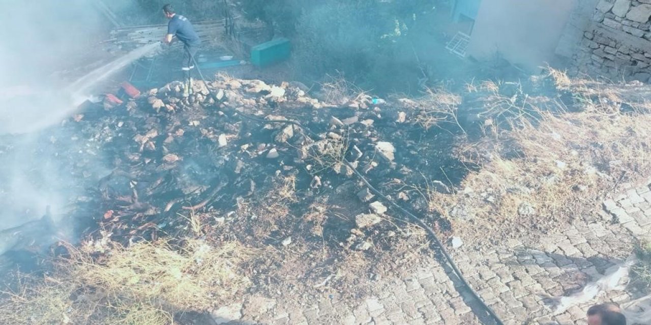 Çöp yangını, evlere sıçramadan söndürüldü