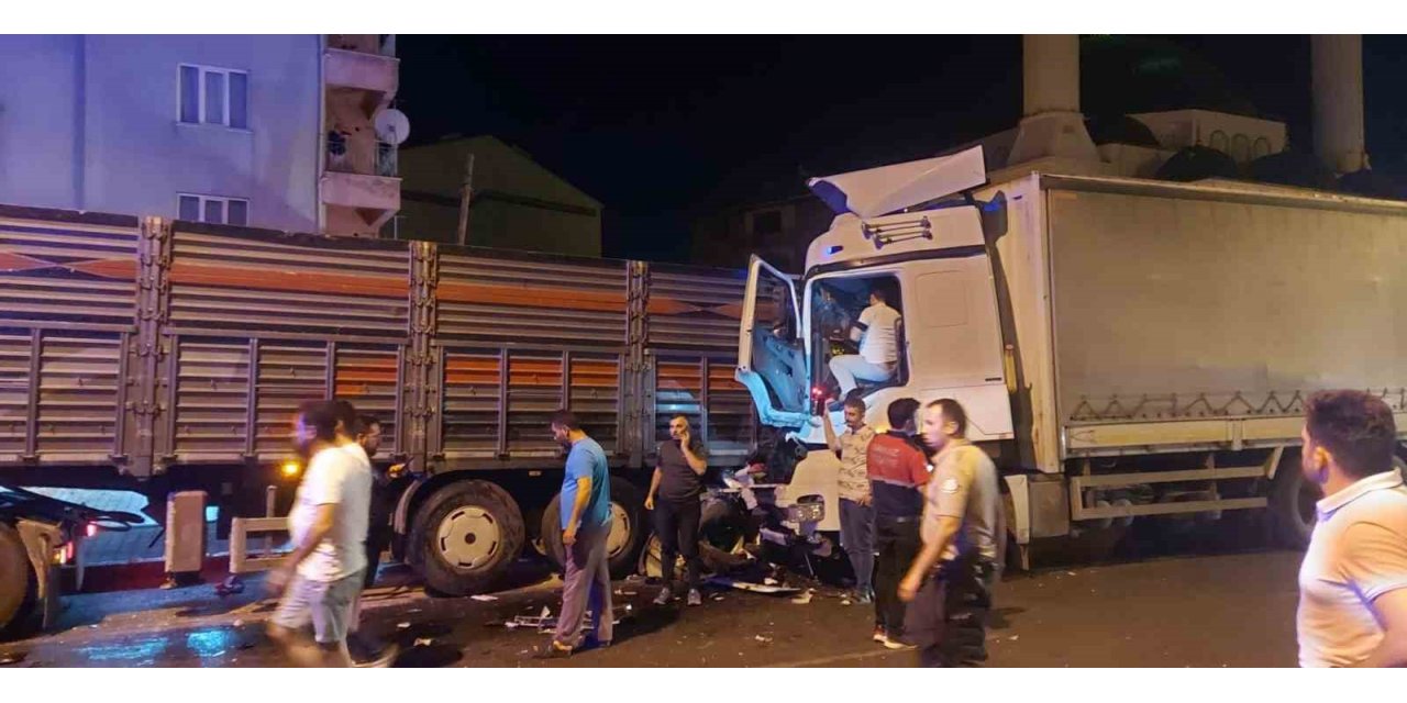 Uşak’ta kamyon tıra arkadan çarptı: 1 yaralı