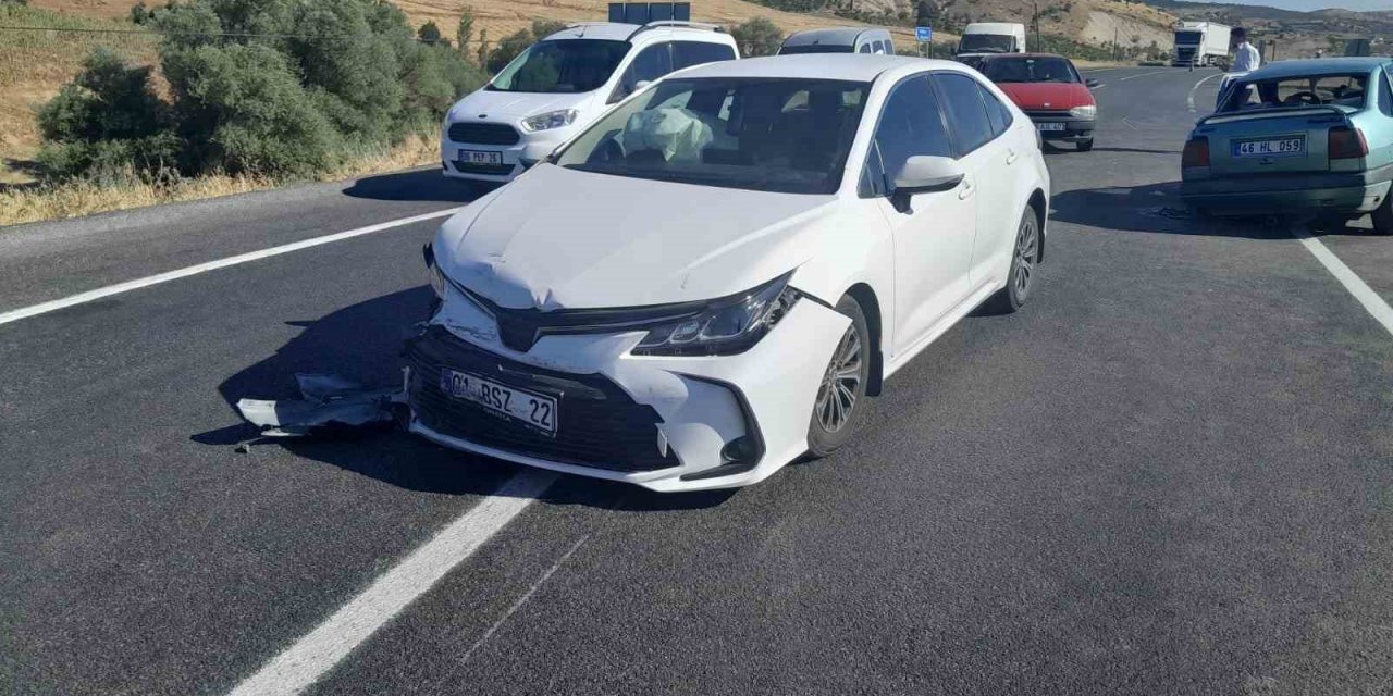 İki otomobilin çarpıştığı kazada 3 kişi yaralandı