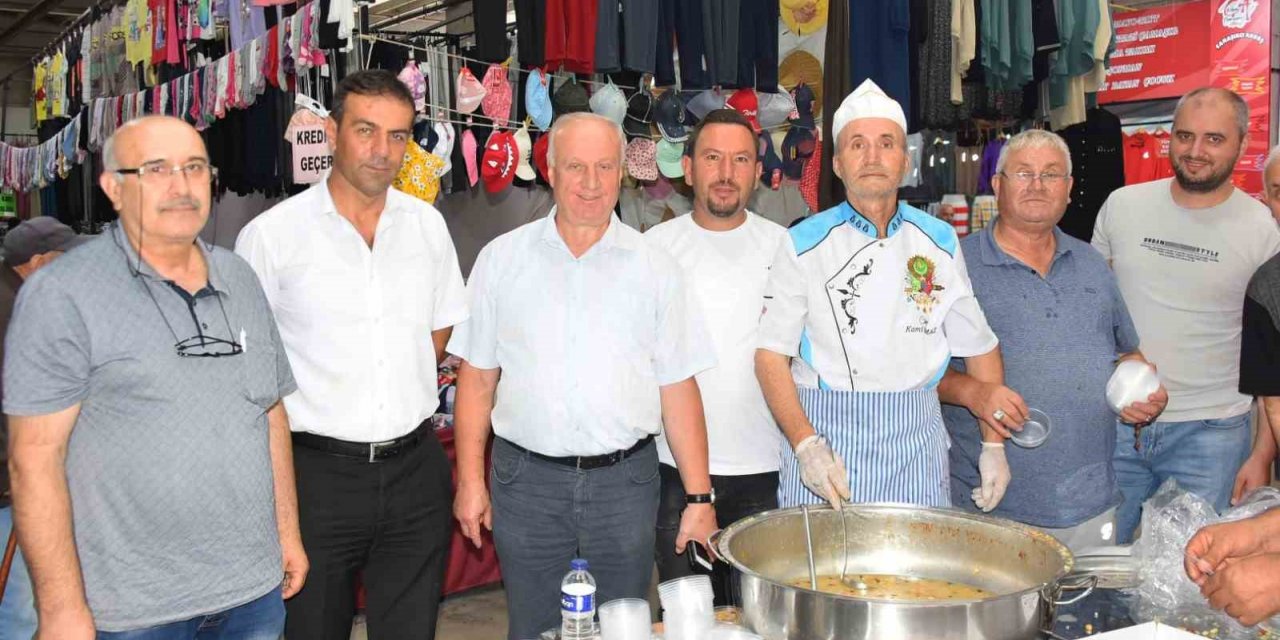 Kapalı pazarda aşure ikramı