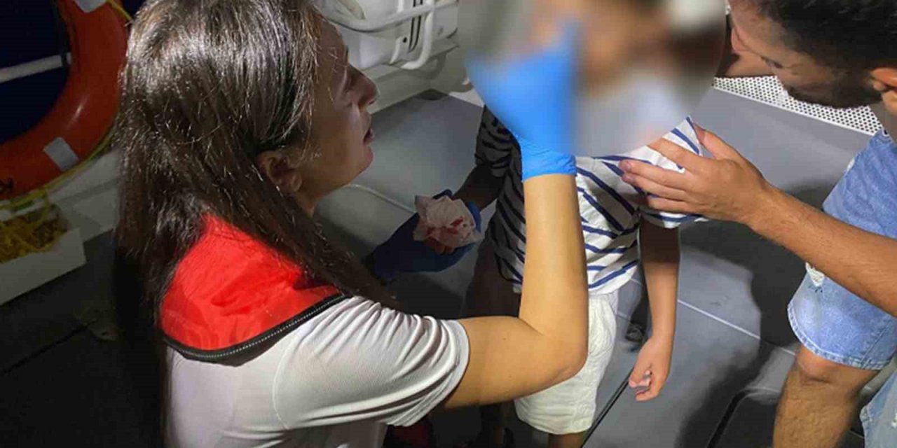 Teknede yaralanan çocuğa Sahil Güvenlik’ten tıbbi tahliye