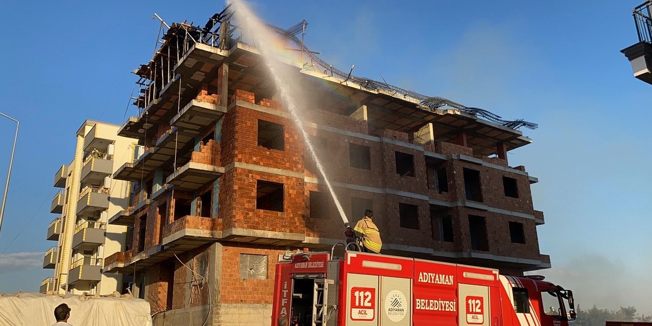 İnşaat tabla kalıpları alev alev yandı