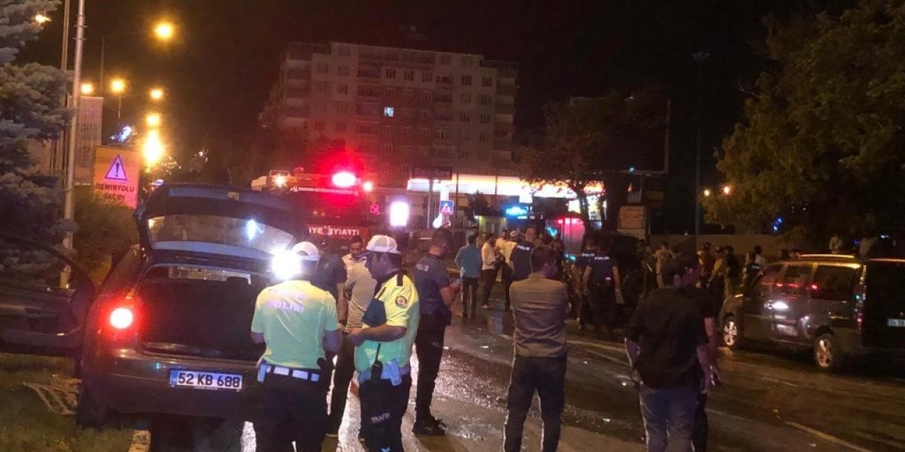 İki araç çarpıştı, biri alev topuna döndü