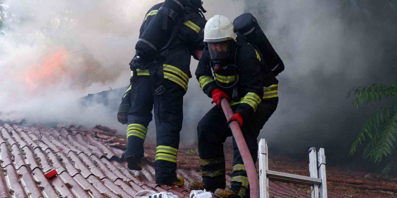 Çocuğun çakmakla oyunu evi kül etti, aile gözyaşları içinde kaldı