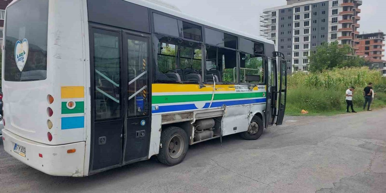 İş makinesi ile halk otobüsü çarpıştı: 7 yaralı