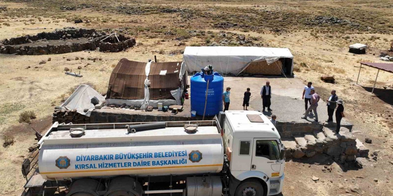 Diyarbakır’da bunaltan sıcakta hayvanlar için yaylalara tankerlerle su taşınıyor