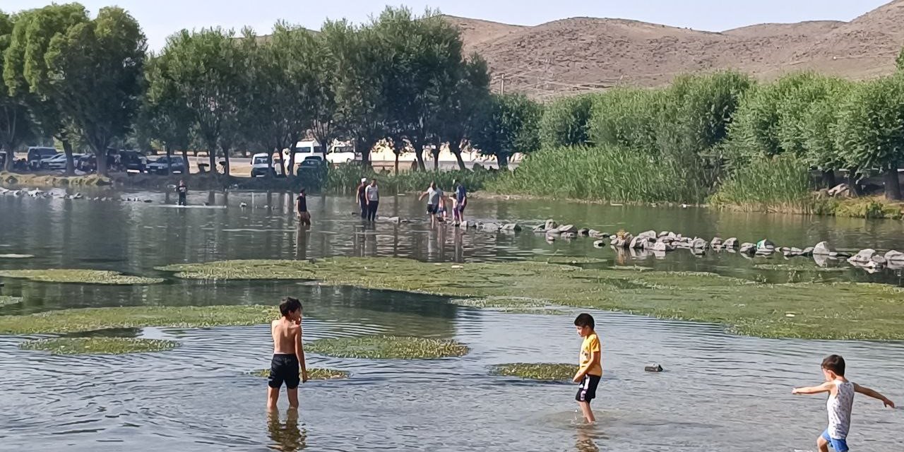 Sıcaktan bunalanlar Büğleyen’in buz gibi soğuk suyunda serinledi