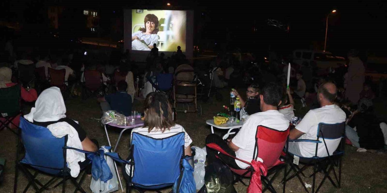 Sandalyesini alan yeşil vadiye koştu