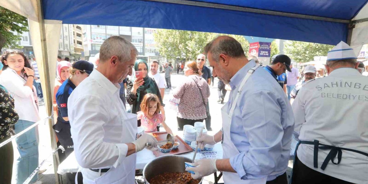 Milletvekili Çelikaslan ve Tahmazoğlu vatandaşlara aşure ikramında bulundu