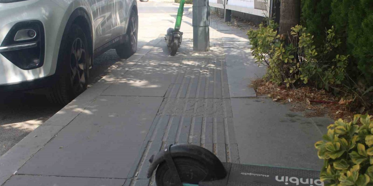 Elektrikli scooterların kaldırımdaki görme engelli yolunu kapatması tepki çekti
