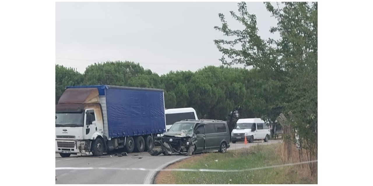 Seyir halindeki tıra arkadan çarpan otomobilin sürücüsü yaralandı