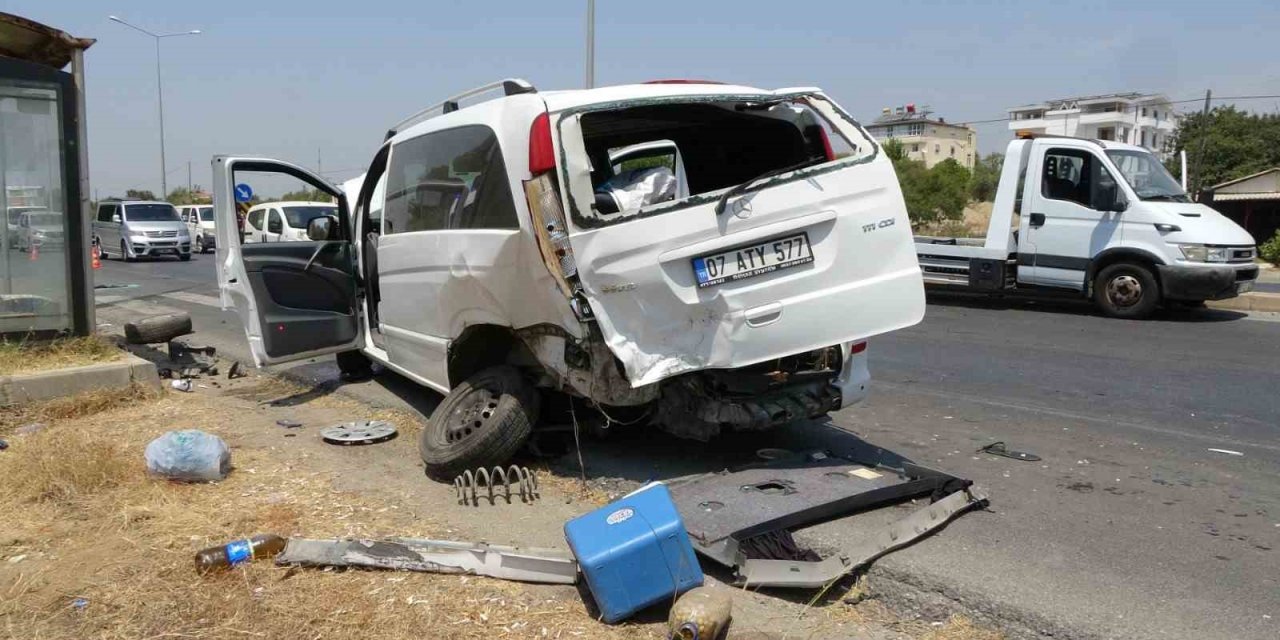 Tali yoldan çıkan minibüse otomobiller çarptı: 5 yaralı