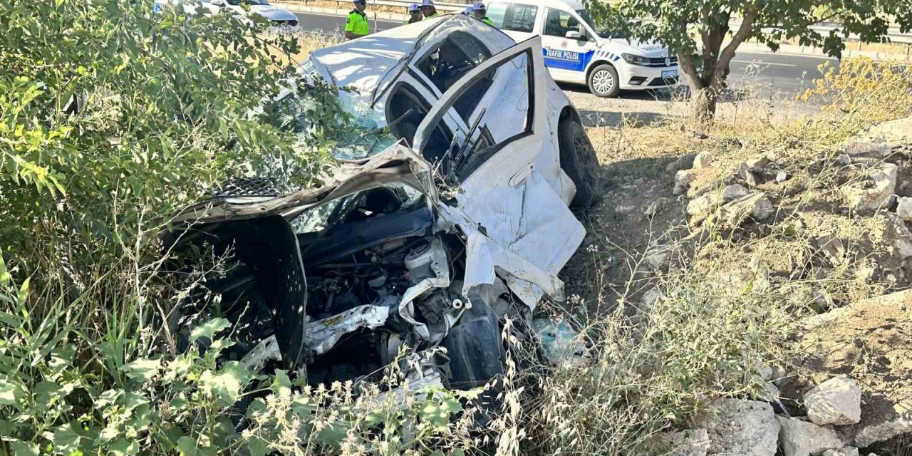 Elazığ’da otomobil şarampole uçtu: 2 yaralı