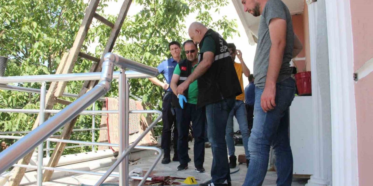 Tadilatını yaptığı çatıdan balkona düşen usta ağır yaralandı