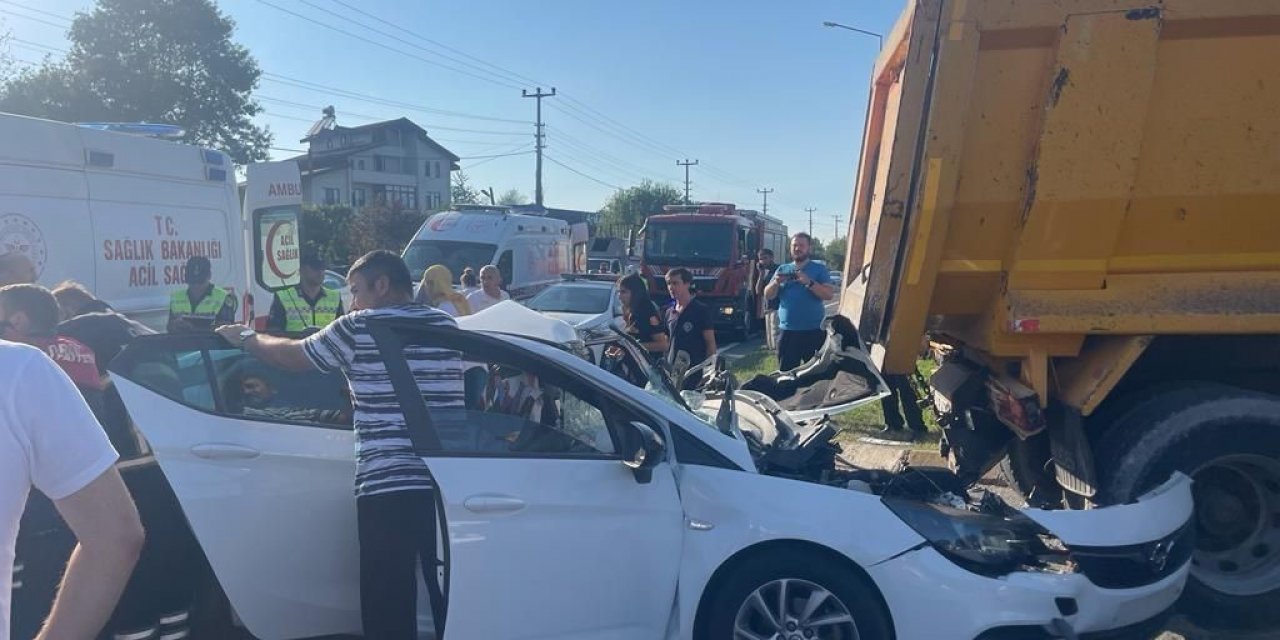 Otomobil hafriyat kamyonuna saplandı: 6 yaralı