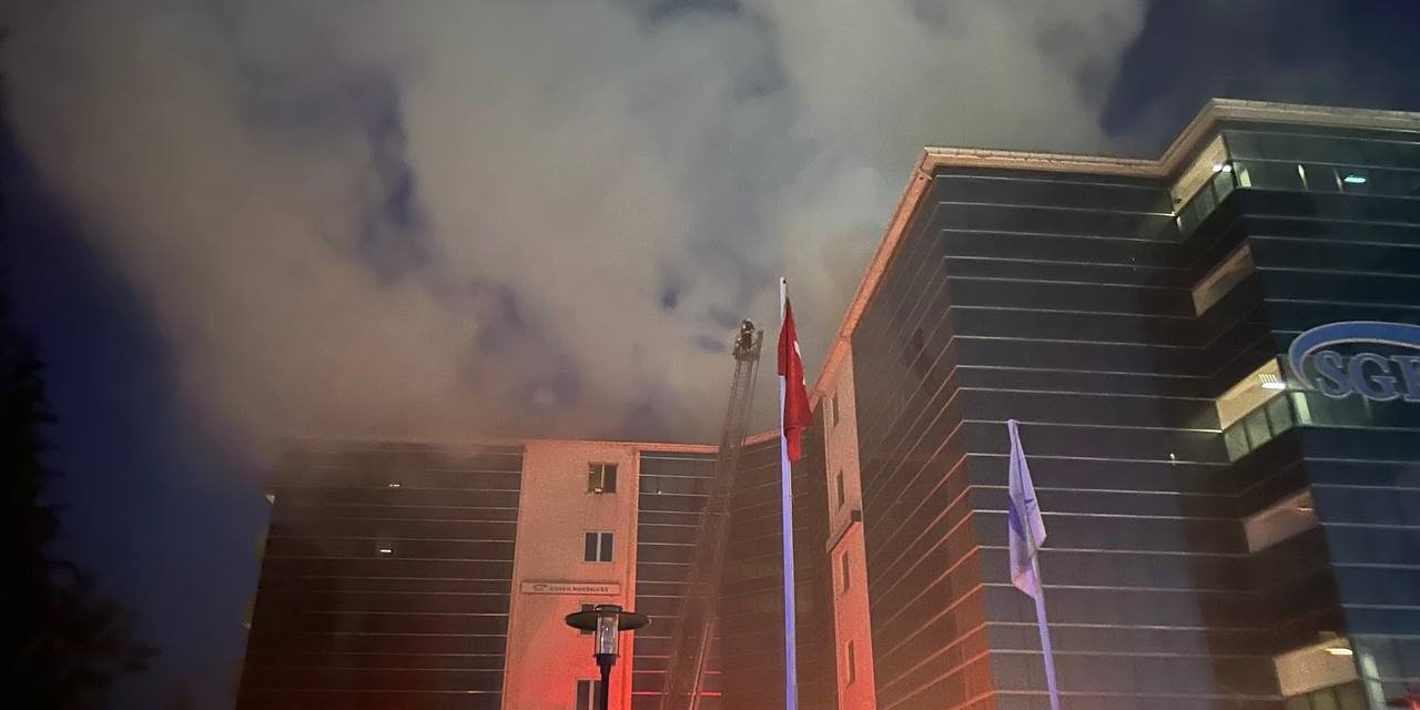 SGK İl Müdürlüğü binasının çatısında çıkan yangın ekipleri alarma geçirdi