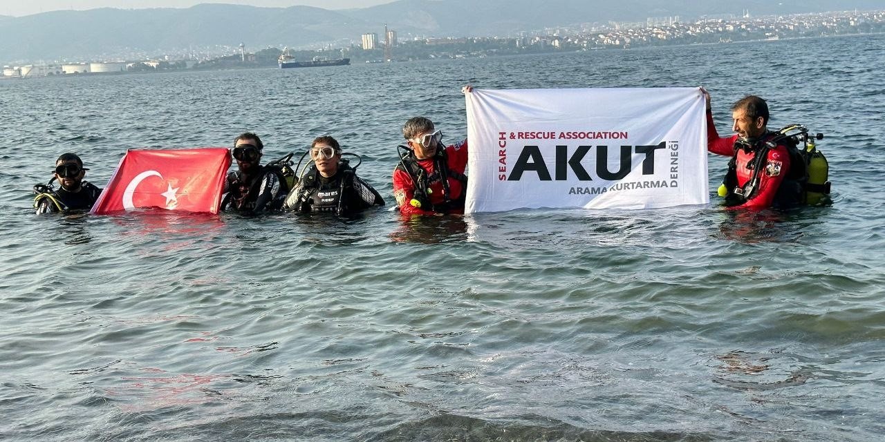 Marmara depreminin 24. yıl dönümünde batık şehre dalarak bayrak açtılar