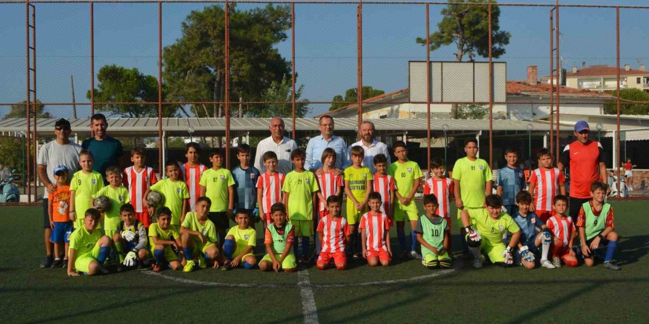 Ayvalık’ta 2023-Cumhuriyet Kupası Başkan Ergin’in santra vuruşuyla başladı