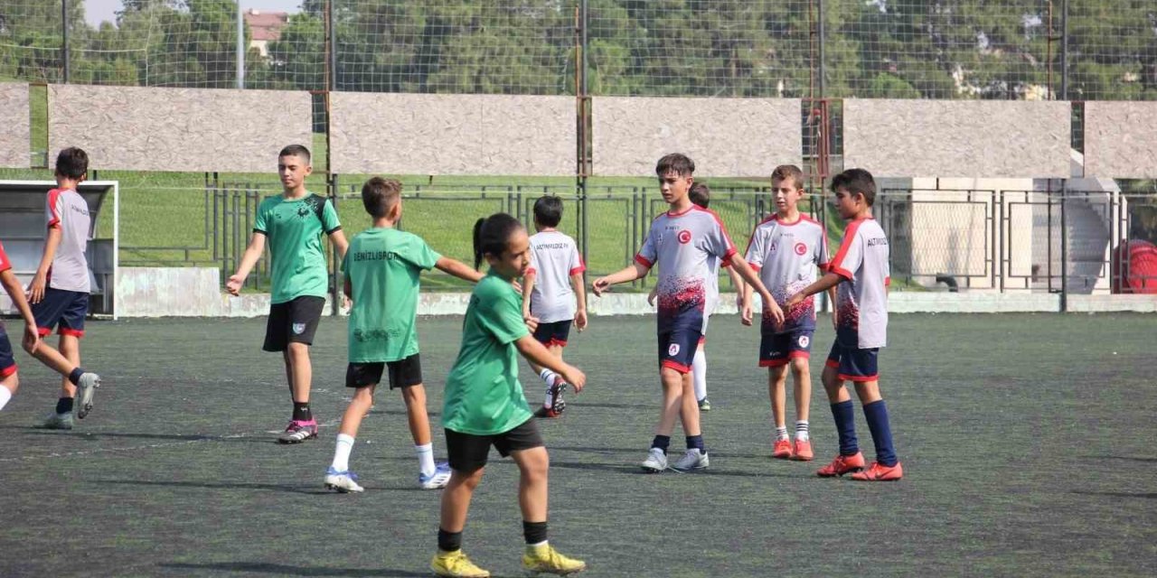 Minik horozlar, yeşil sahada kozlarını paylaştı