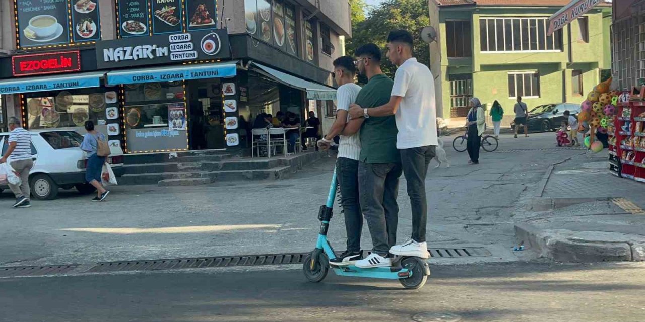 Bir scooterde 3 kişi