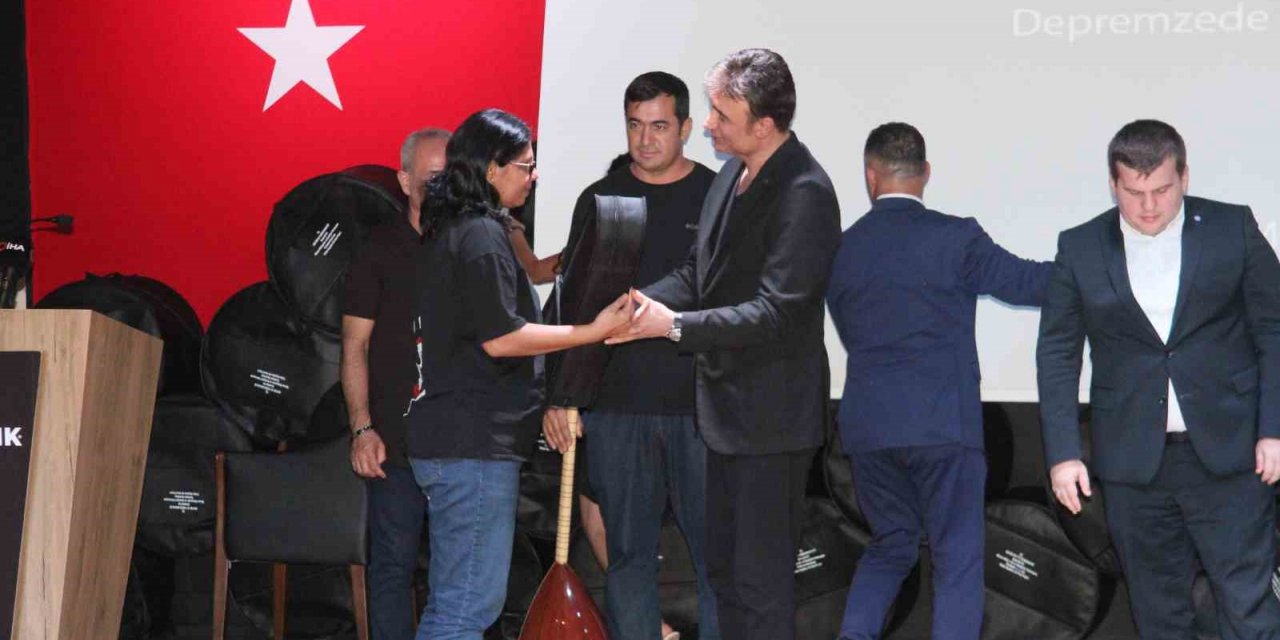 Gaziantep’te depremzede müzisyenlere enstrüman dağıtıldı