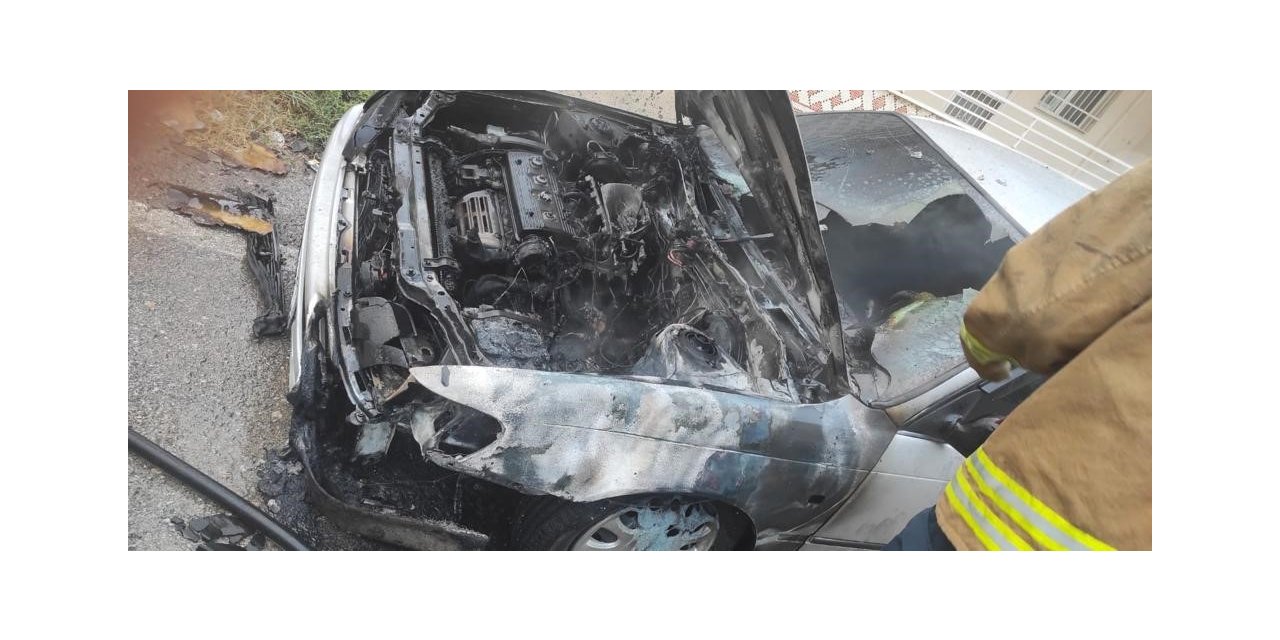 Yanan araç demir yığınına döndü