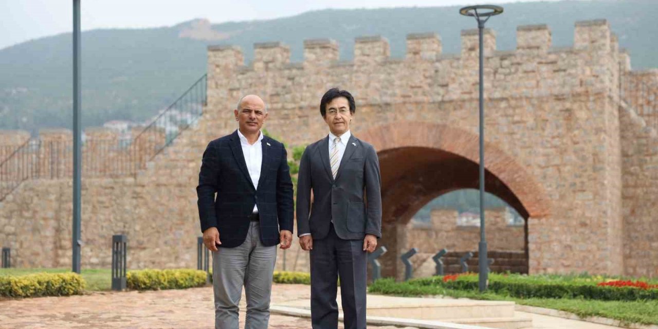 Japonya Başkonsolosu 1400 yıllık Hereke Kalesi’ne hayran kaldı