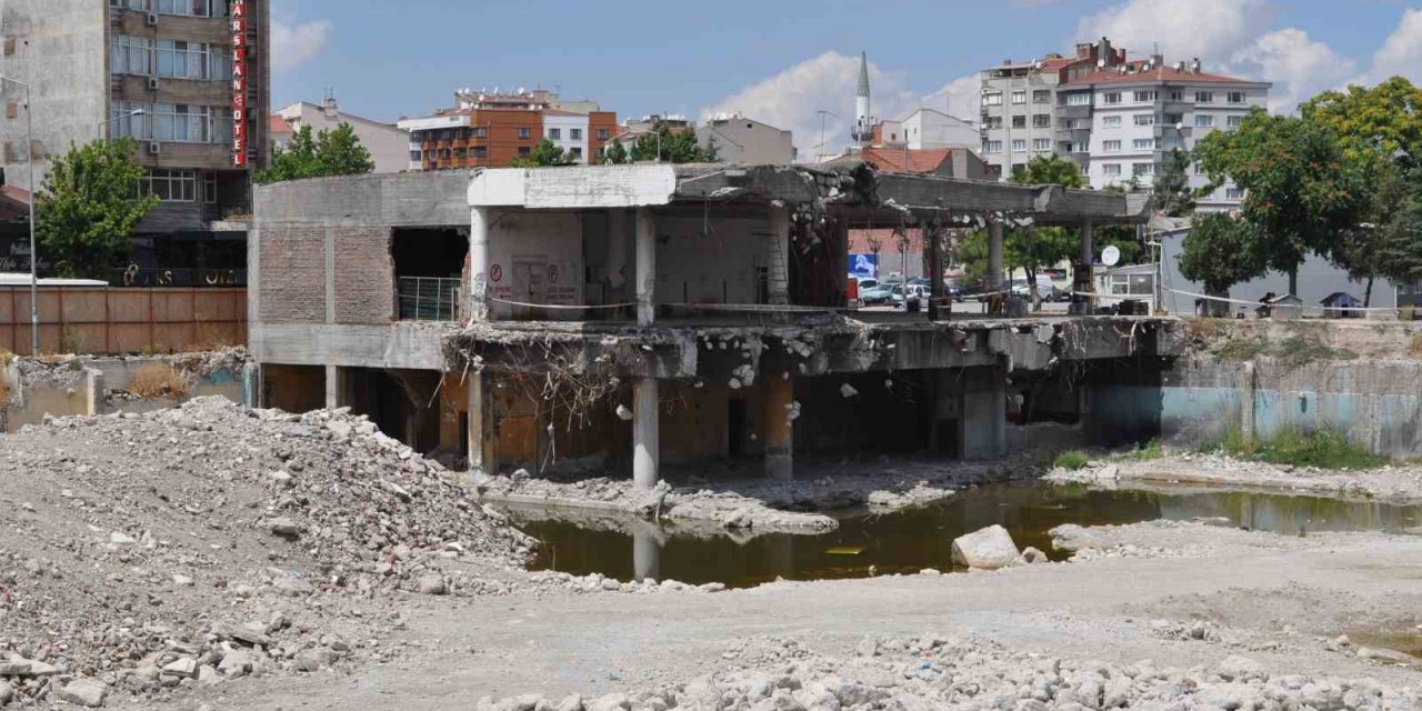 Yıllardır atıl durumda olan eski otogar binası yıkılmayı bekliyor
