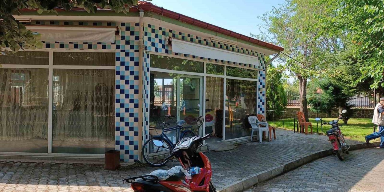 İş yerini açmaya gelen kafe sahibi hayatını şokunu yaşadı