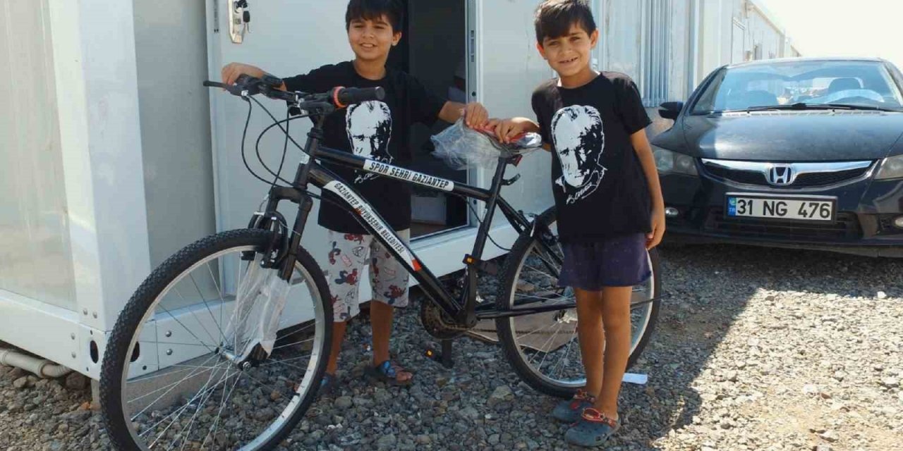 Gaziantep’te depremzede çocuklara bisiklet