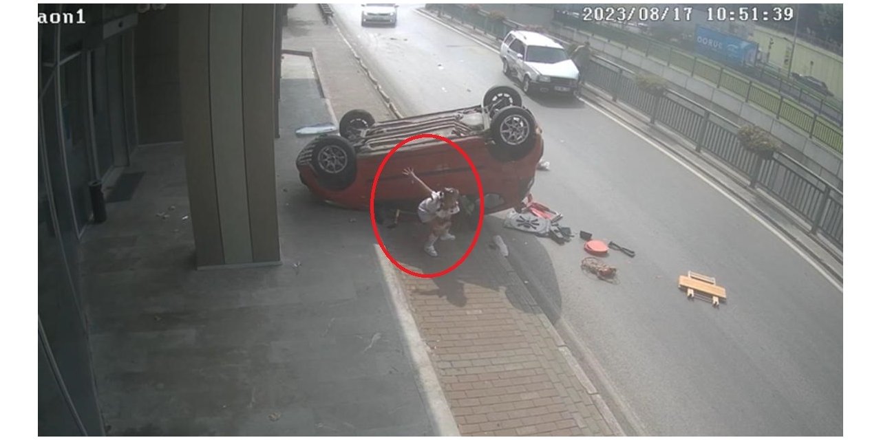 Anne yüreği...Bayan sürücü aracıyla takla attı, kazayı unutup araçtan çıkan kızına koştu