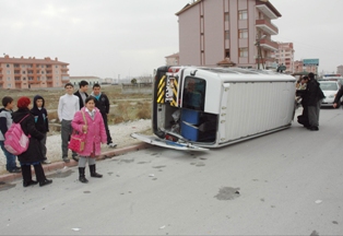 Öğrenci servisi kaza yaptı: 13 yaralı