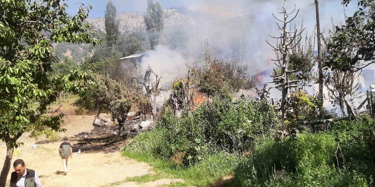 Adana’da ev yangınına havadan müdahale