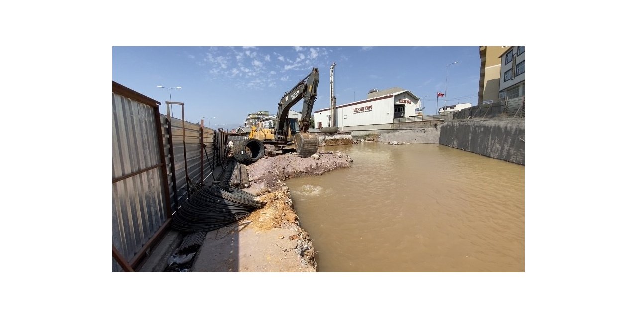 Ataşehir’de inşaat sırasında su borusu patladı
