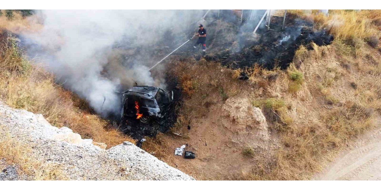 Kütahya-Afyonkarahisar yolunda kaza yapan araç alev aldı: 2 yaralı