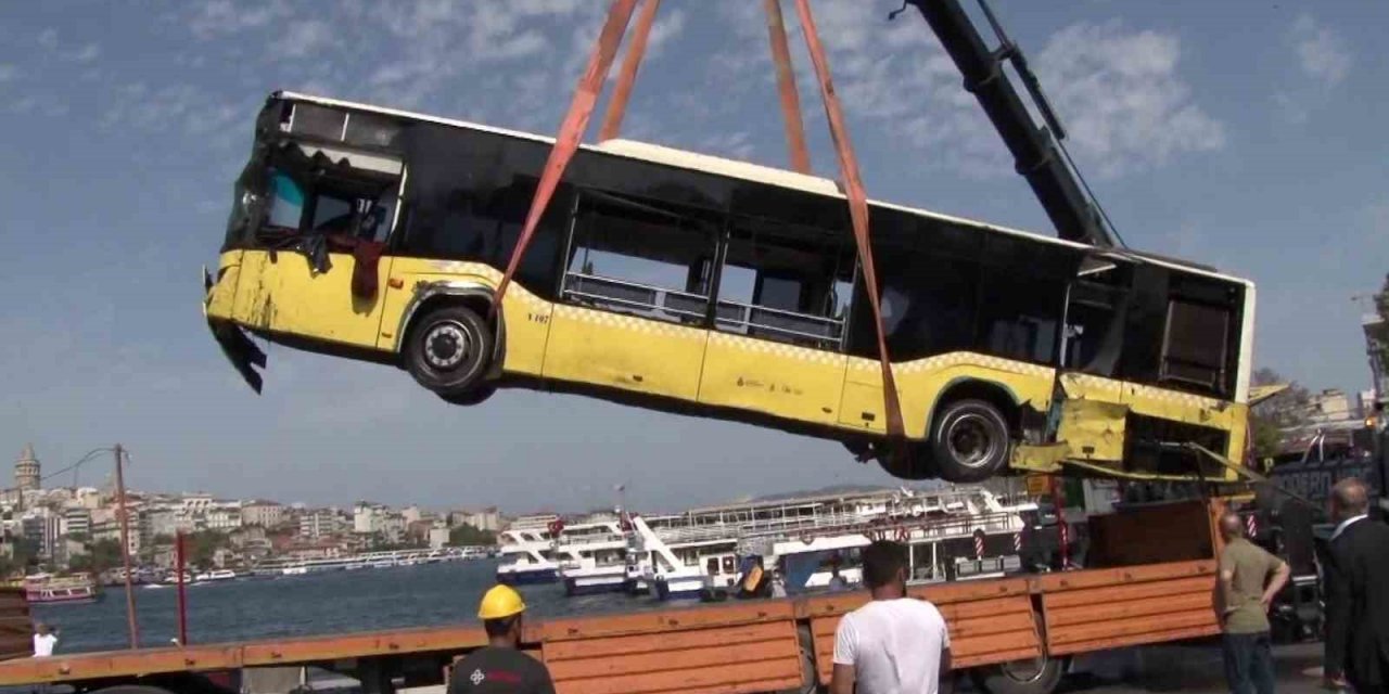 6 saatlik çalışmanın ardından denizden çıkarılan İETT otobüsü garaja götürüldü