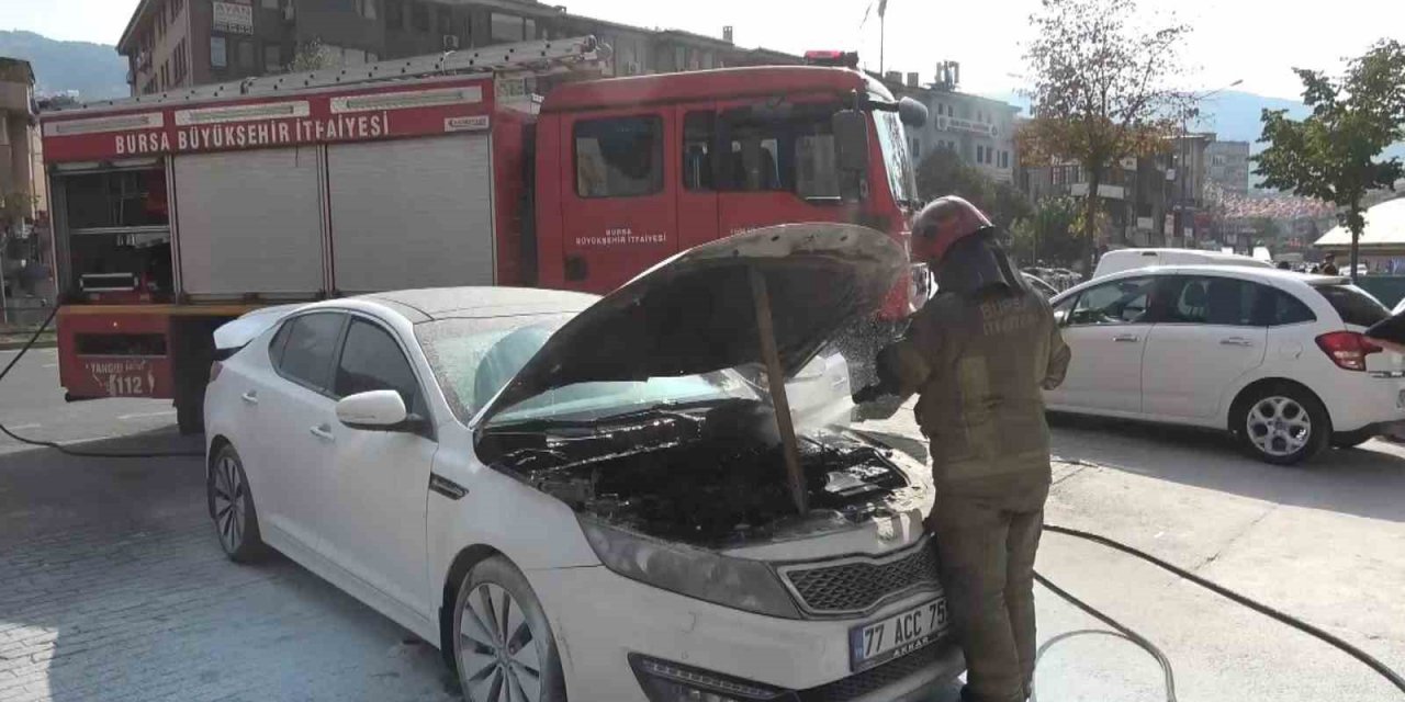 Seyir halindeki otomobil alev alev yandı