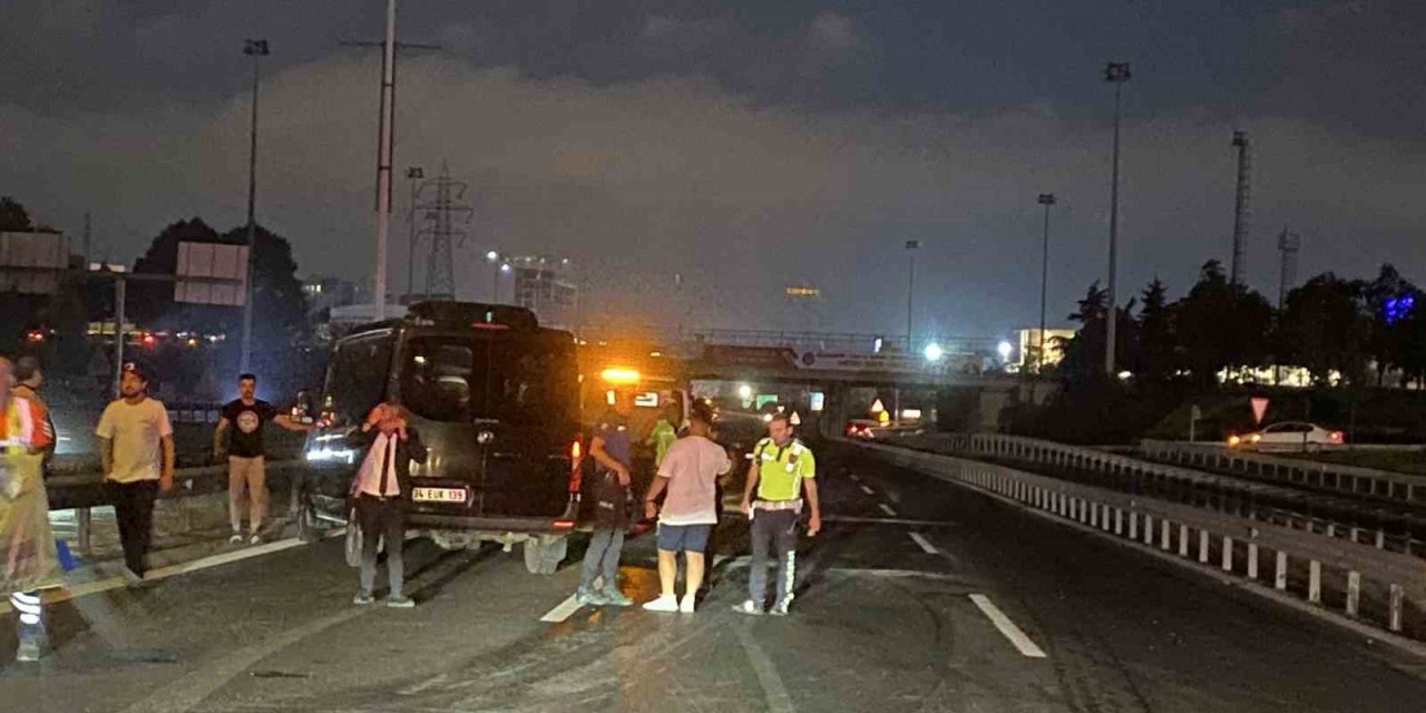 Kaza yaptıktan sonra aracından inen sürücüye minibüs çarptı: 1 ağır yaralı