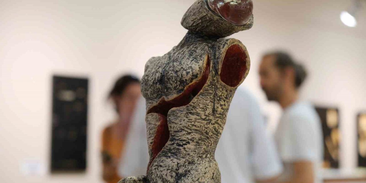 Ayvalık’ta seramik, resim ve heykel aynı sergide buluştu