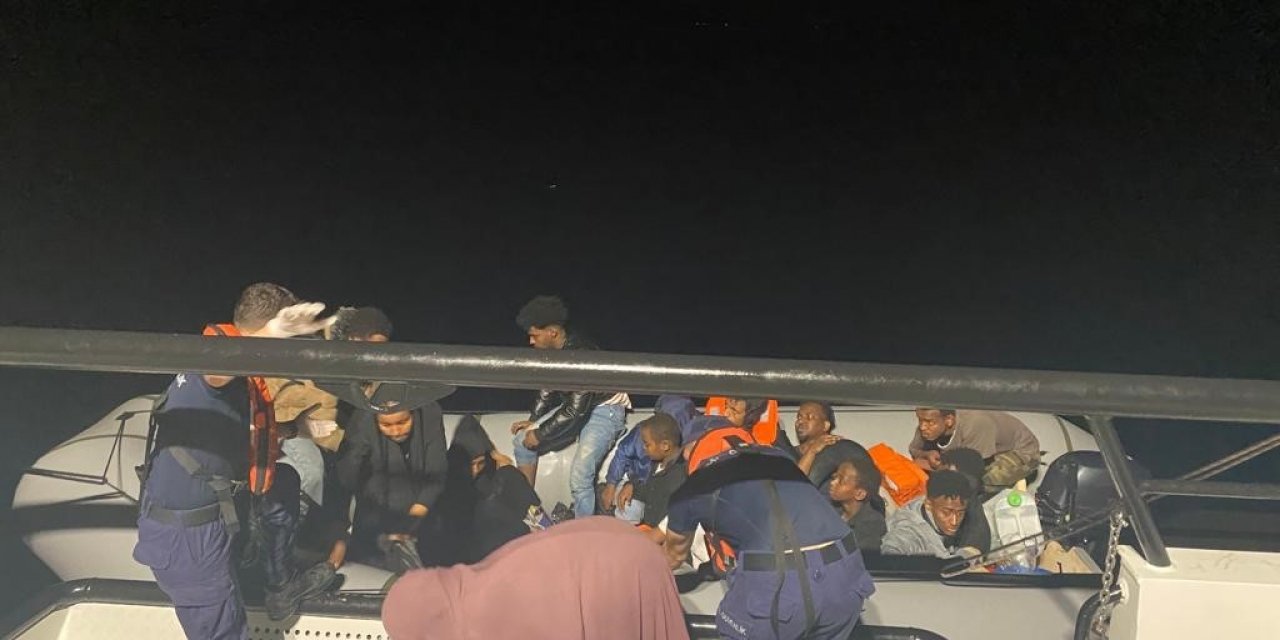 Ayvalık’ta Türk kara sularına itilen 18 göçmen kurtarıldı