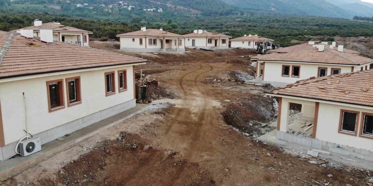 Enkaz kentin görünümüyle cezbeden köy evleri, depremzede vatandaşları heyecanlandırıyor