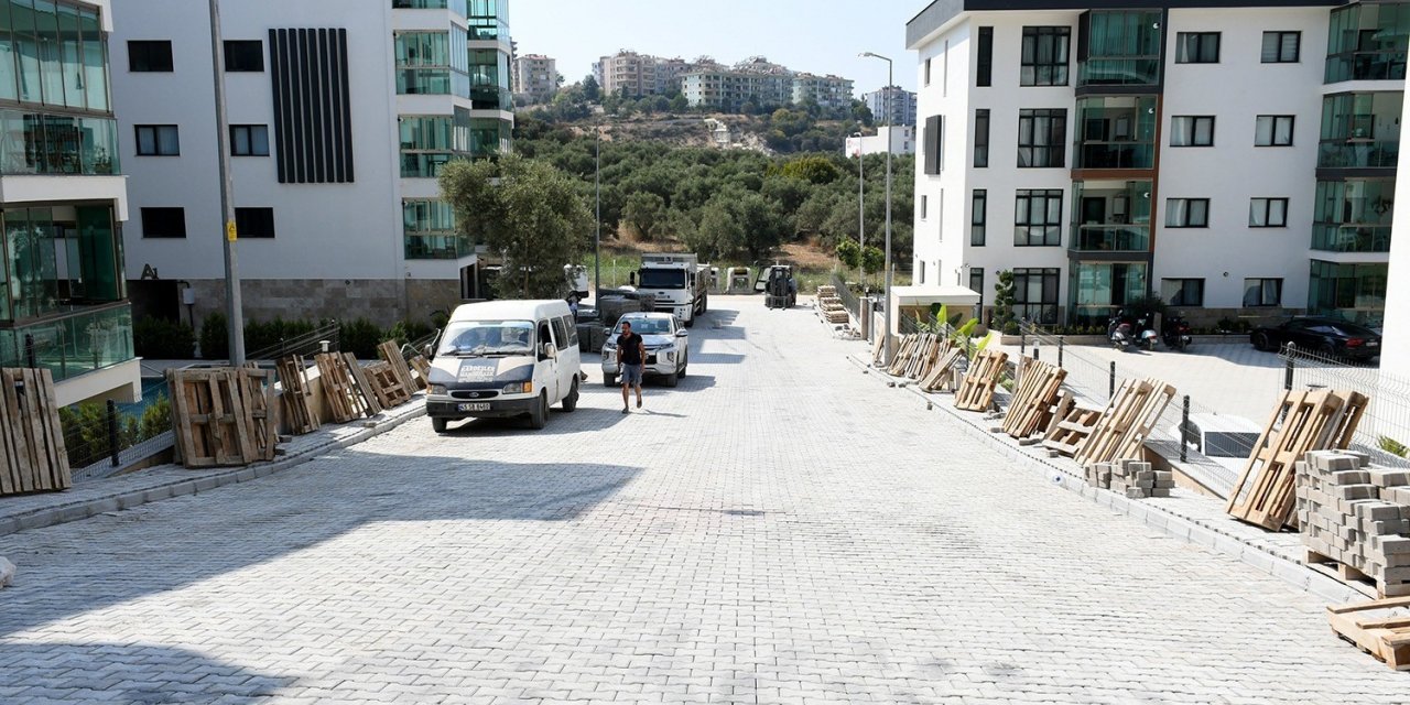 Kuşadası’nda yol çalışmaları deva ediyor