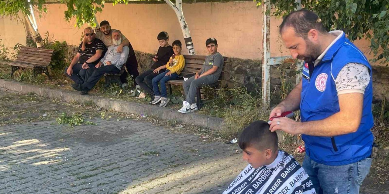 Yaylaları dolaşıp çocukları ücretsiz tıraş ediyorlar