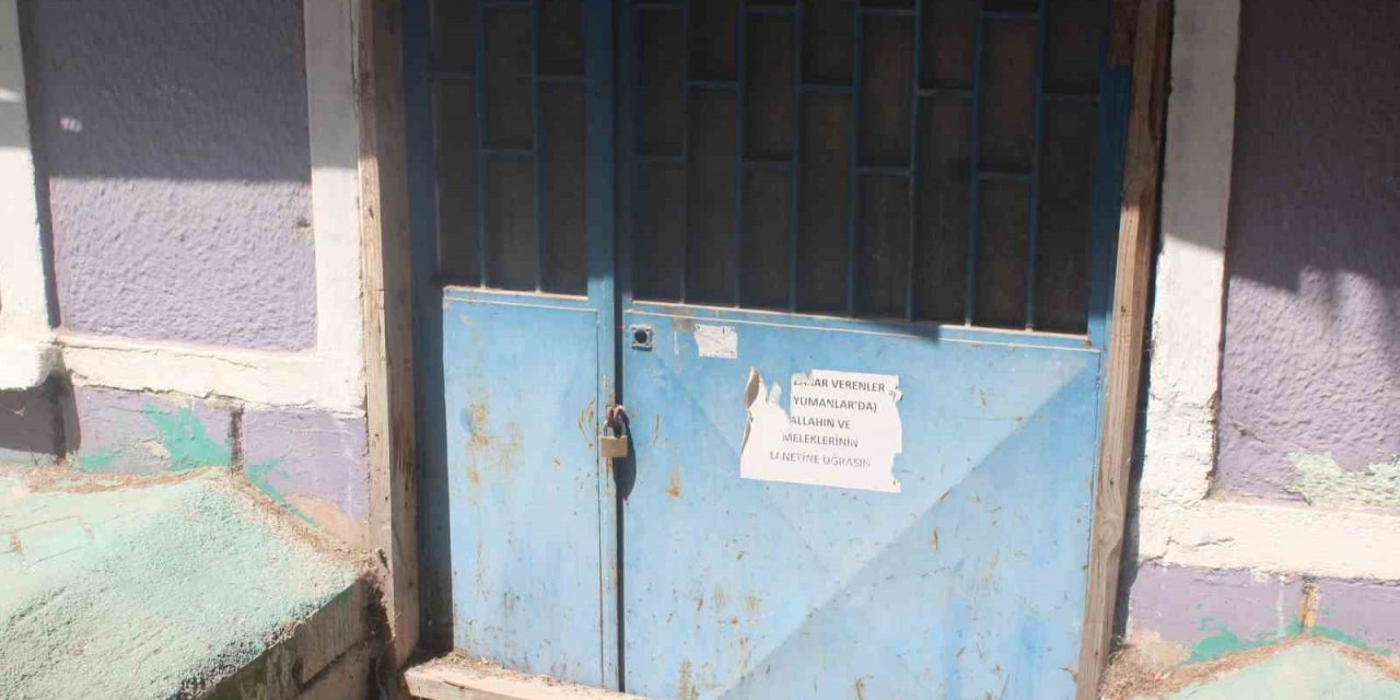 Eskişehir’de terk edilen evin kapısındaki gizemli yazı