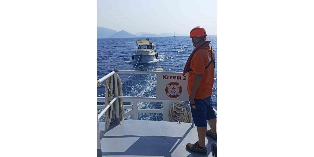 Marmaris Selimiye açıklarında arızalanan tekneyi KIYEM ekipleri kurtardı