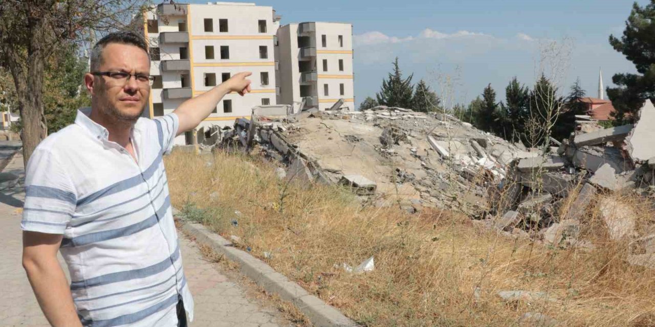 Kahramanmaraş’ta ağır hasarlı binaların yıkımı sürüyor