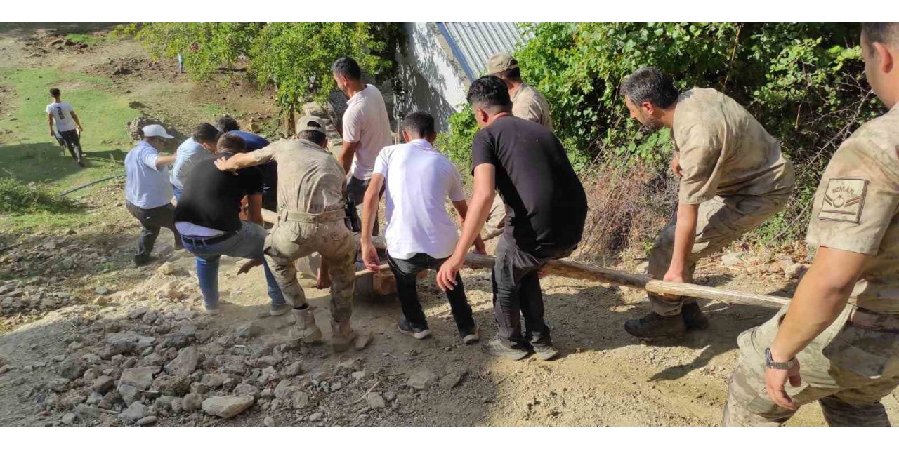 Batman’da tarihi mezar taşını taşımak için adeta canlarını dişlerine taktılar