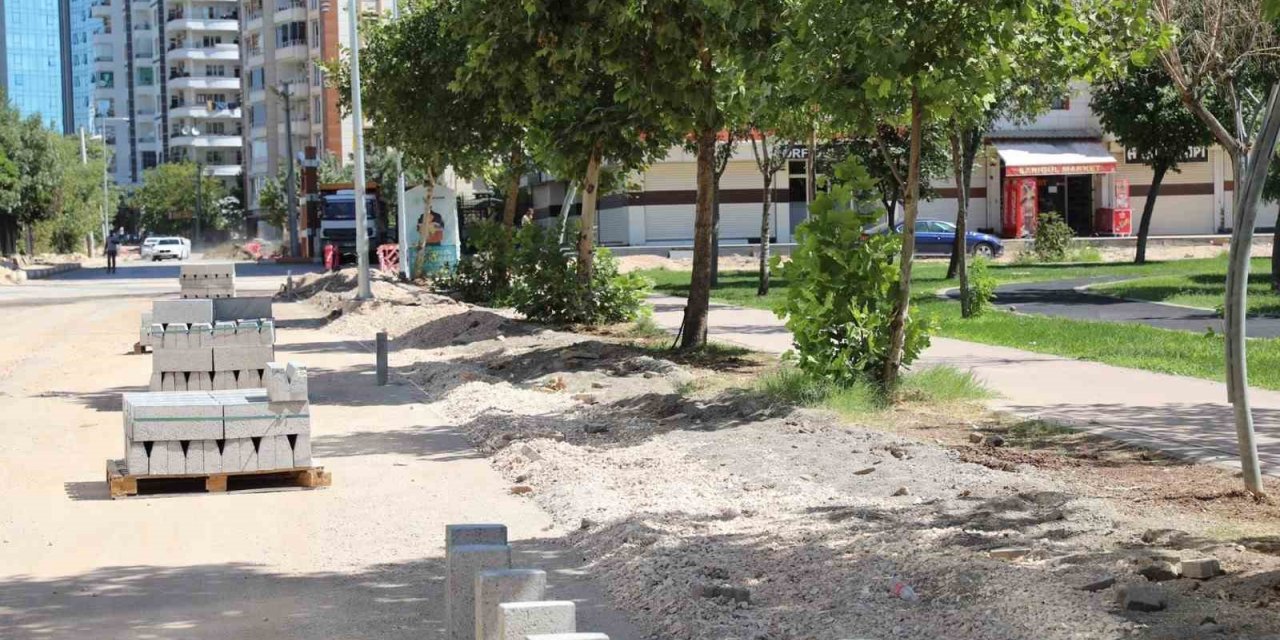 Kayapınar’da kaldırım yenileme çalışmaları devam ediyor