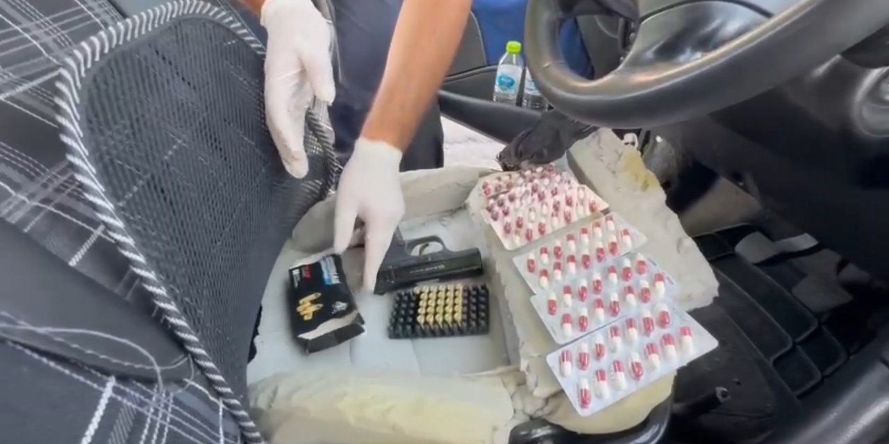 Jandarmanın gözünden kaçmadı: Uyuşturucu haplar otomobilin koltuklarından çıktı
