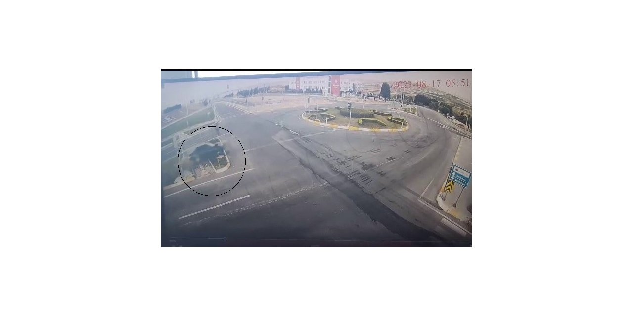 Baba ve oğlunu ayıran feci kaza güvenlik kamerasına böyle yansıdı